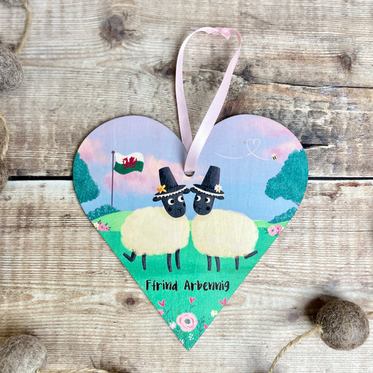 Wooden Ffrind Arbennig Decoration