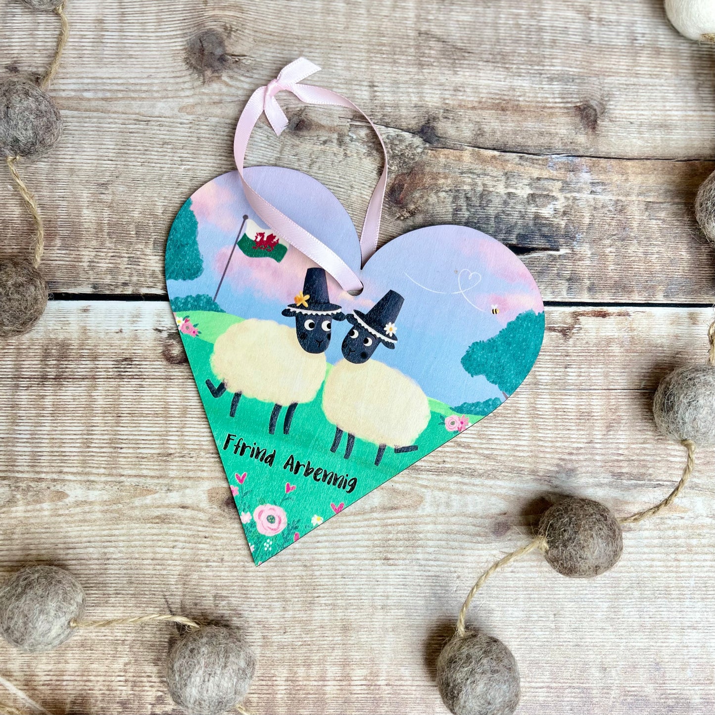 Wooden Ffrind Arbennig Decoration